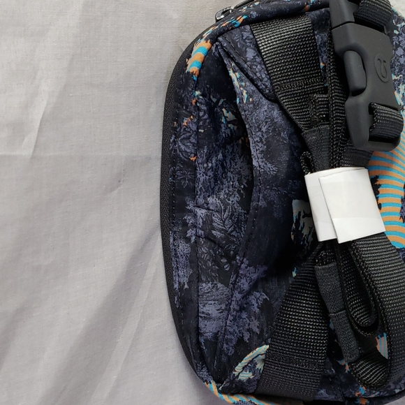 NEW Lululemon Everywhere Mini Belt Bag in Psychedelic Toile Peri Purple - Picture 4 of 9